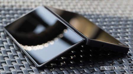 ZTE puede adelantarse a todos y presentar el Axon M, el primer móvil con pantalla plegable del mundo