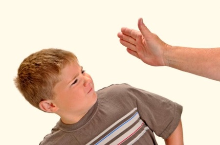 Cuando veo que un padre le pega a su hijo, ¿que debo hacer? (I)