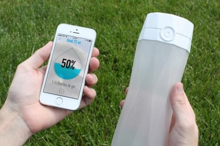 Esta botella se sincroniza con tu smartphone y te dice cuándo debes beber agua