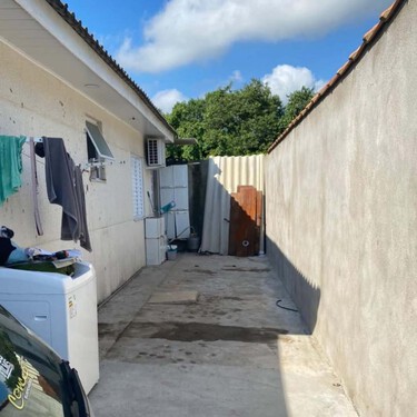 La increíble transformación de un patio viejo y estrecho de cemento en un jardín de lujo: tiene piscina y una zona de comedor