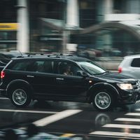 Desde hoy pueden viajar dos personas por fila de asientos en el coche, y todos con mascarilla de forma obligatoria