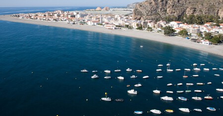 Viajes Escapadas Espana Pueblo Pesquero Playa Granada Andalucia Buen Tiempo Tranquilo Turismo