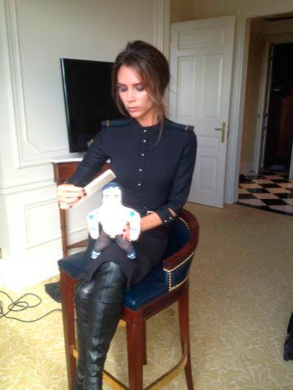 Victoria Beckham sigue jugando con muñecos