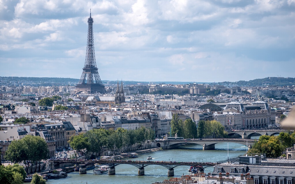 “Estará al fondo del jardín”: compraron una casa a las afueras de París, y ahora le quieren construir un centro de datos que devora cuatro veces la energía de Disneyland