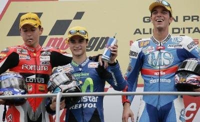 Pedrosa gana, Lorenzo deslumbra