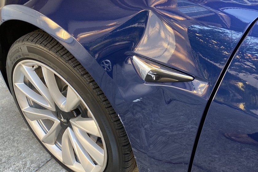 La nueva función de invocar el coche de forma autónoma de Tesla está causando daños y caos en aparcamientos de Estados Unidos