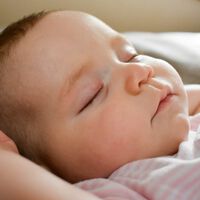 Los mejores trucos para que el bebé se acostumbre a dormir con ruido 