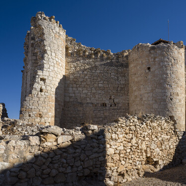 Solo 33 habitantes y bodegas en la ladera: el pueblo amurallado ideal para una escapada de otoño al pasado medieval de Burgos 