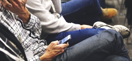 Google puede saber si alguien está echando un vistazo a la pantalla de tu teléfono gracias a esta inteligencia artificial 