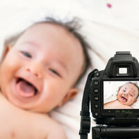 Cómo hacer bonitas fotos a tu bebé recién nacido: consejos básicos 