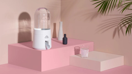 Este dispensador de agua de Evian calcula el agua que bebes y de paso te ayuda a cuidar el medio ambiente