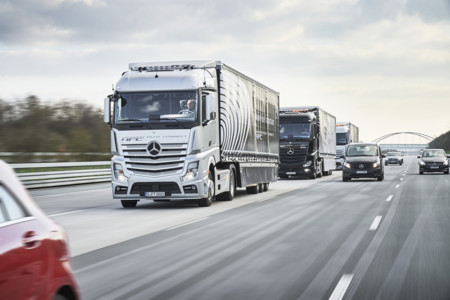 Tres camiones autónomos Mercedes-Benz viajan de Stuttgart a Róterdam