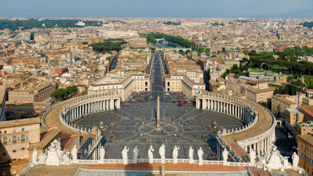 1200px St Peter S Square Vatican City April 2007