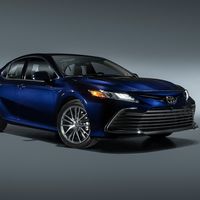 Toyota Camry 2021 ya integra más asistencias en el manejo y un look renovado