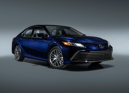 Toyota Camry 2021 ya integra más asistencias en el manejo y un look renovado