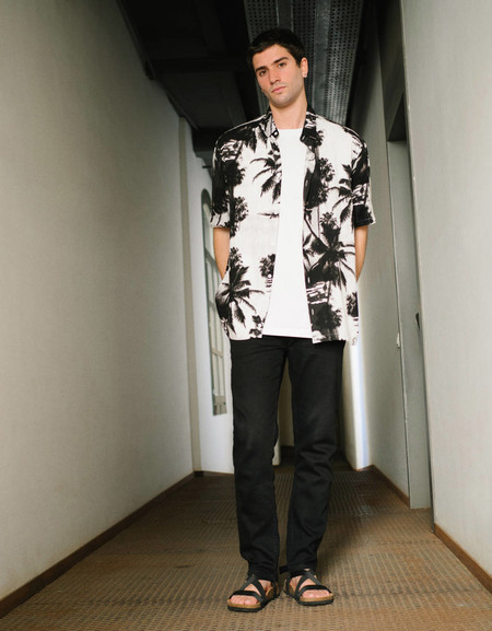 Abstracción en blanco y negro: así traduce Bershka sus prints tropicales esta primavera