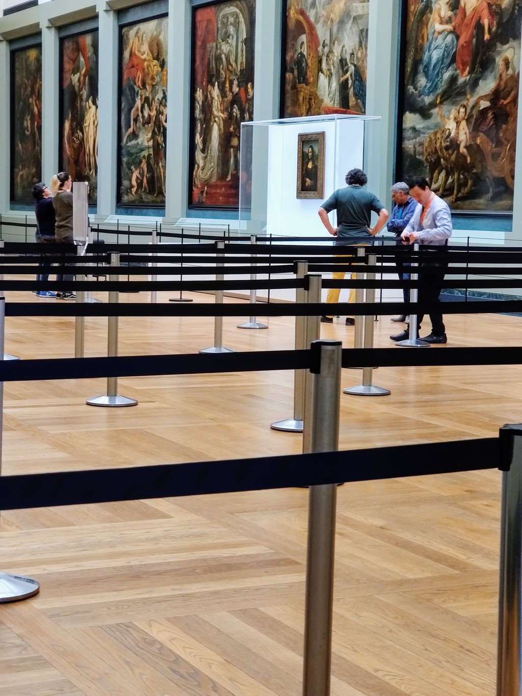 El Louvre cambia a la Mona Lisa de sala y desata el caos