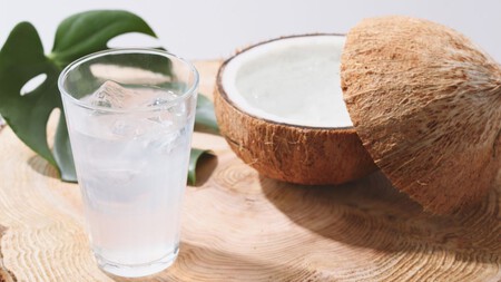 Ni en suero ni en agua: 5 formas de aprovechar el agua de coco que no habías imaginado