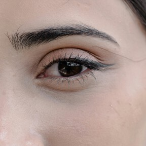 Adiós al microblading: el "hairstroke" consigue cejas más naturales y es mejor para rejuvenecer la mirada en pieles maduras