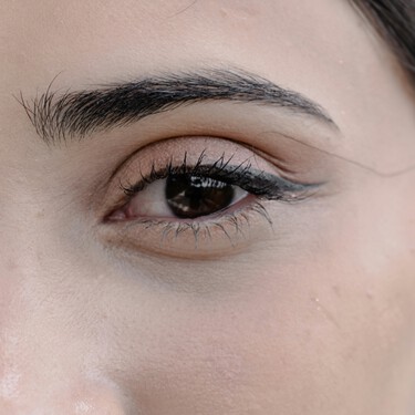 Adiós al microblading: el "hairstroke" consigue cejas más naturales y es mejor para rejuvenecer la mirada en pieles maduras