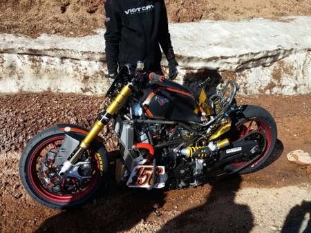 Victory Project 156, moto estrellada, piloto bien, participación en duda