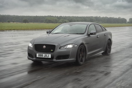 El Jaguar XJR575 goza de prestaciones de ensueño sin renunciar ni tantito al lujo