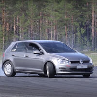 Este inofensivo VW Golf es, en realidad, una máquina de drift con V8 y tracción trasera