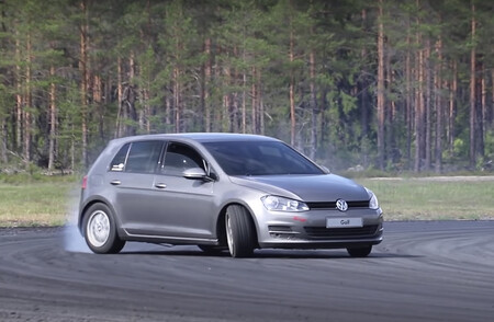 Este inofensivo VW Golf es, en realidad, una máquina de drift con V8 y tracción trasera