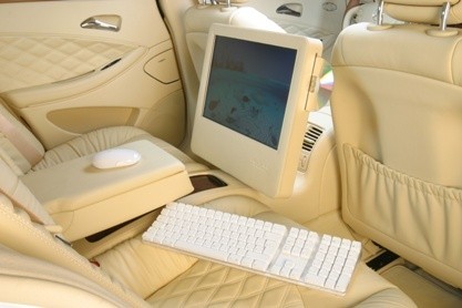 Un iMac dentro de un Mercedes