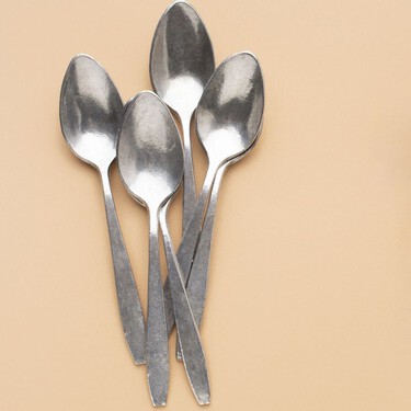 Guardar dos cucharas en la nevera: para qué sirve y por qué se recomienda este viejo remedio de la abuela