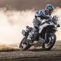 La trail china de 1.000 cc que todos esperaban ya está en Europa: menos de 10.000 euros y hermana de una KTM 