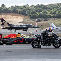 Una Kawasaki H2R vapulea a un caza, un jet, un F1 y otros tres deportivos en la drag race más épica de la historia