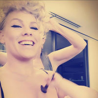 La cantante Pink comparte una bonita foto amamantando en "modo multitarea" 