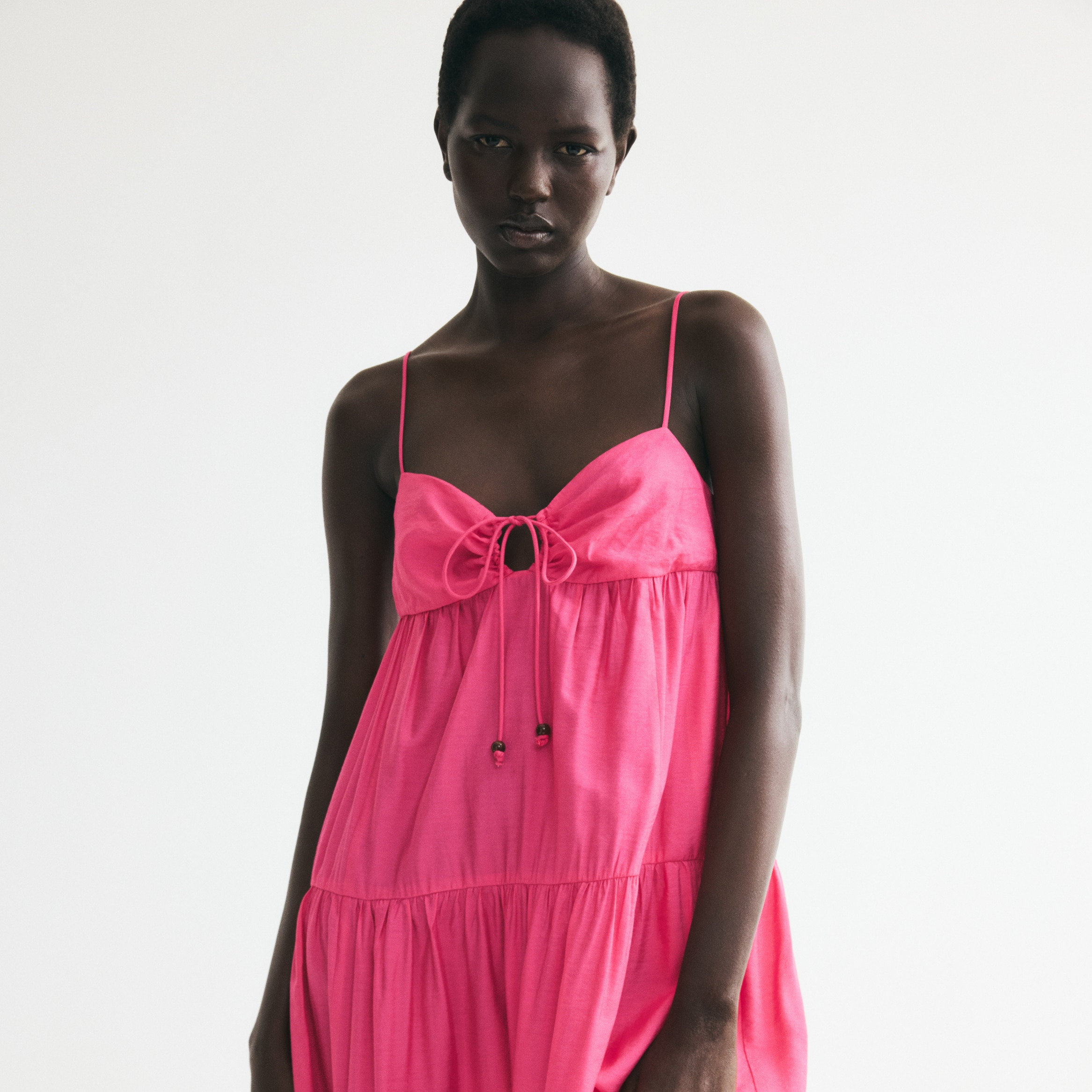 Vestido escalonado con tirantes espagueti