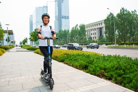 Casco obligatorio en patinetes eléctricos y para ciclistas: la DGT recuerda cómo elegir el adecuado