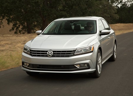 El Volkswagen Passat roza el final de sus días con un recorte de versiones