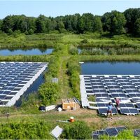 Instalar paneles solares sobre el agua parecía todo ventajas. Hasta que a alguien se le ha ocurrido comprobar que no es así 
