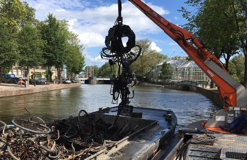 Ámsterdam tiene el récord Guinness más insospechado (y lógico): es la ciudad que más bicicletas pesca en el mundo 