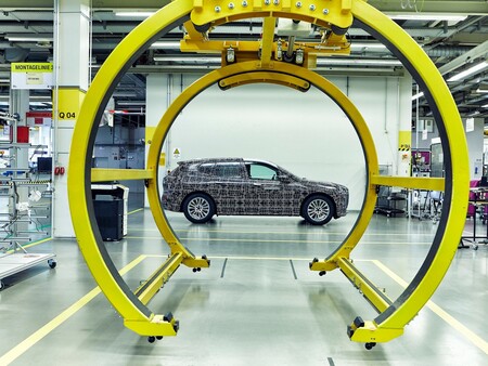 El BMW iNEXT se presentará el 11 de noviembre, calentando motores con hasta seis vídeos: ¿qué sabemos del SUV eléctrico?
