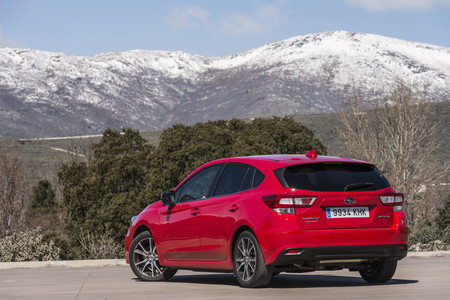Subaru Impreza tres cuartos trasera