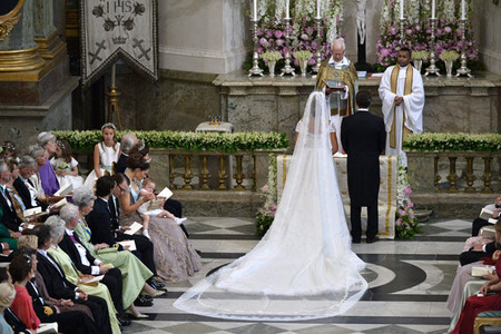 Blanca y radiante va la novia, la princesa Magdalena de Suecia