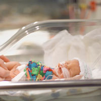 Cinco cosas positivas que puedes decir o hacer por los padres de bebés prematuros