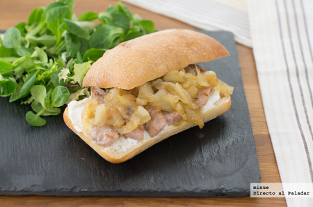 Bocadillo de secreto con queso crema y cebolla caramelizada. Receta