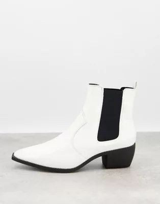 Botines Chelsea blancos estilo western con tacón cubano, estampado de serpiente y suela en ángulo de cuero sintético de ASOS DESIGN