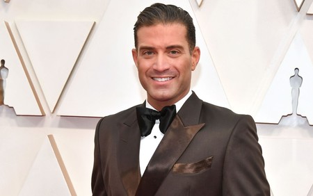 Omar Sharif Jr. apuesta por el color de invierno y luce el color marrón como nadie en los premios Óscar