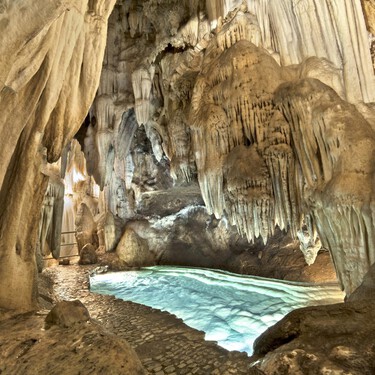 Parece Islandia pero es Andalucía: la cueva con 500 millones de historia que se esconde debajo de un pequeño pueblo en la montaña