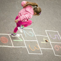 Francia quiere fomentar la práctica de juegos tradicionales en el recreo del colegio  
