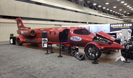 Y este es Limo-Jet, un loco avión sin alas con espacio como para montar una buena fiesta dentro
