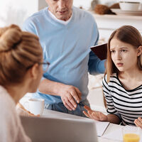 ¿A qué hora debe volver a casa tu hijo adolescente? Cómo llegar a acuerdos sin peleas ni conflictos 