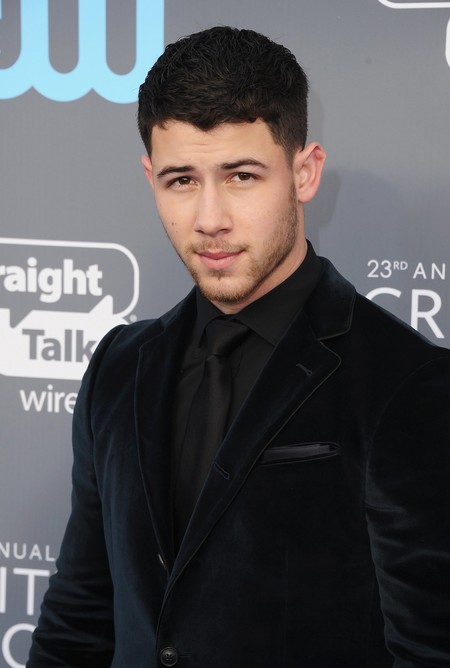 Nick Jonas se enfunda en terciopelo y acierta a lo grande para los Critic's Choice Awards